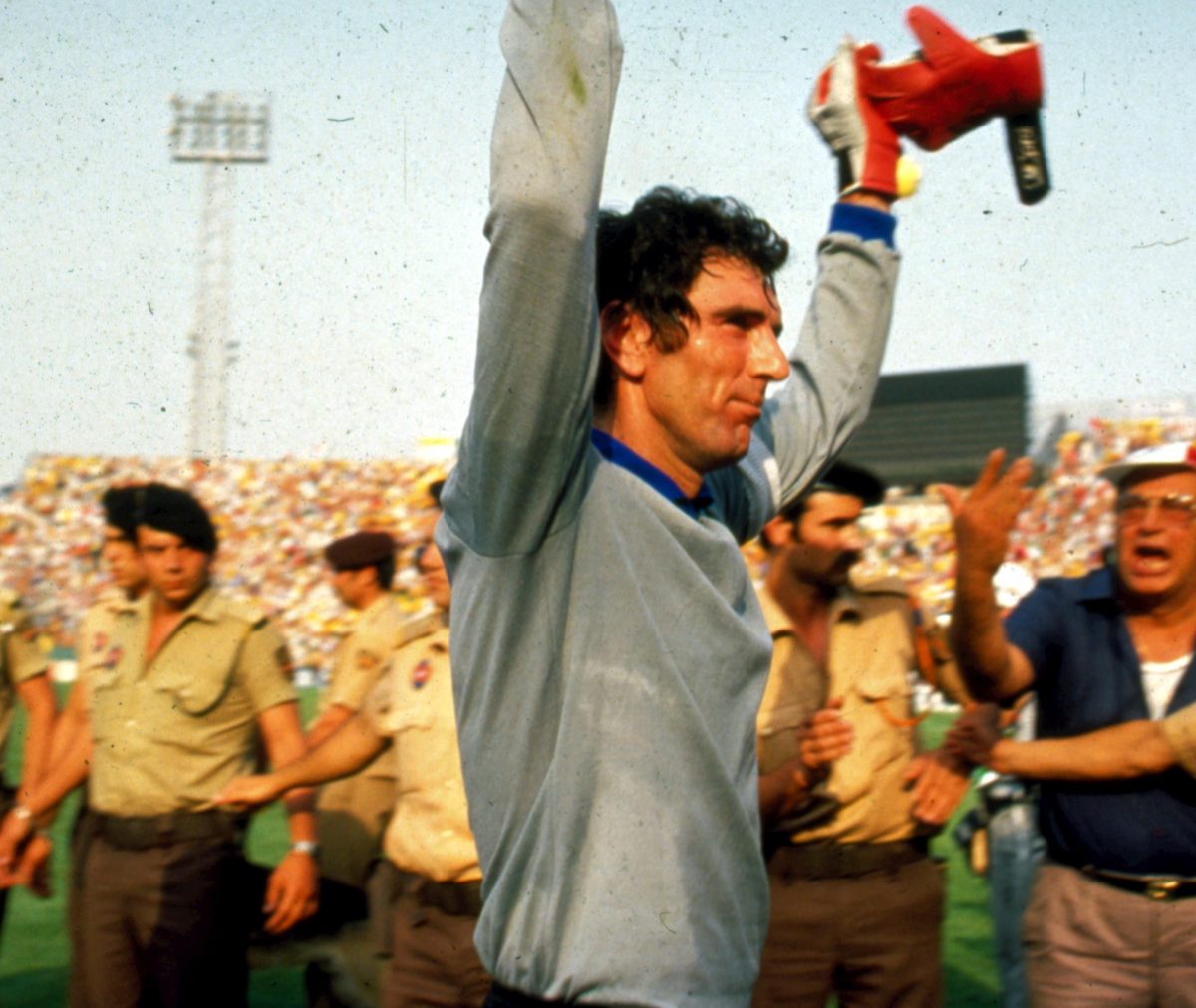 Buon compleanno Dino Zoff, l’iridato di Spagna ’82 compie 75 anni Buon compleanno Dino Zoff, l’iridato di Spagna ’82 compie 75 anni
