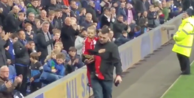 L’ovazione dello stadio per il bambino malato di tumore