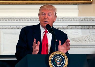 Trump sempre più “uomo d’azione”: aumento delle spese militari e bando bis