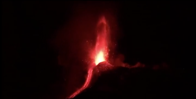 L’eruzione dell’Etna: esplosioni e fontane di lava