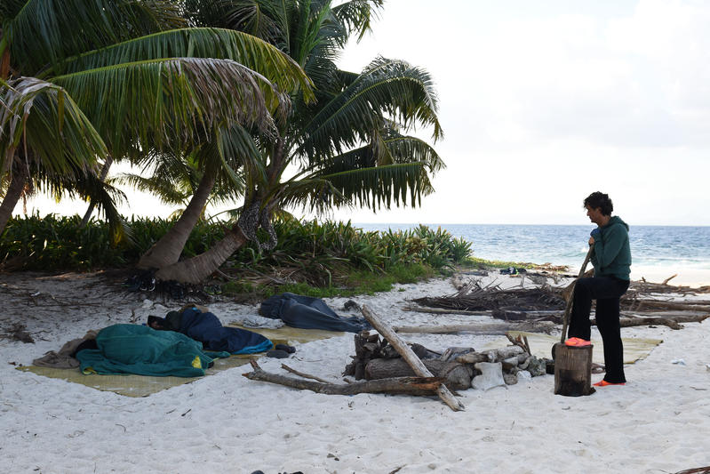 Isola dei Famosi 12: tutti contro Raz Degan, la Barale in studio per sostenerlo Isola dei Famosi 12: tutti contro Raz Degan, la Barale in studio per sostenerlo
