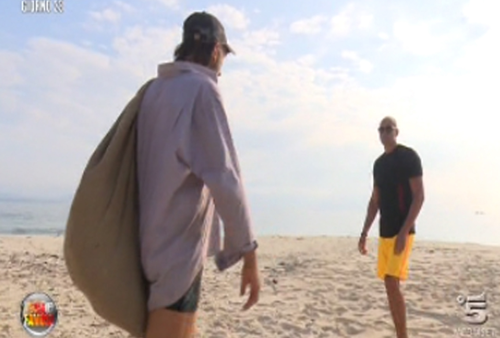 Isola dei Famosi 12: tutti contro Raz Degan, la Barale in studio per sostenerlo Isola dei Famosi 12: tutti contro Raz Degan, la Barale in studio per sostenerlo