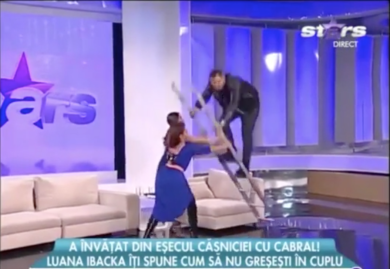 Presentatore cade dalla scala in diretta tv