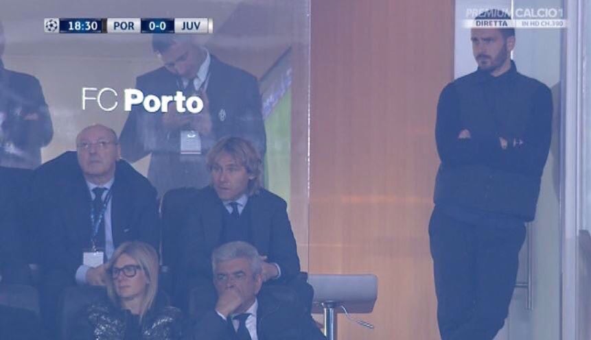 La notte di Bonucci in castigo in tribuna per Porto-Juventus – FOTO