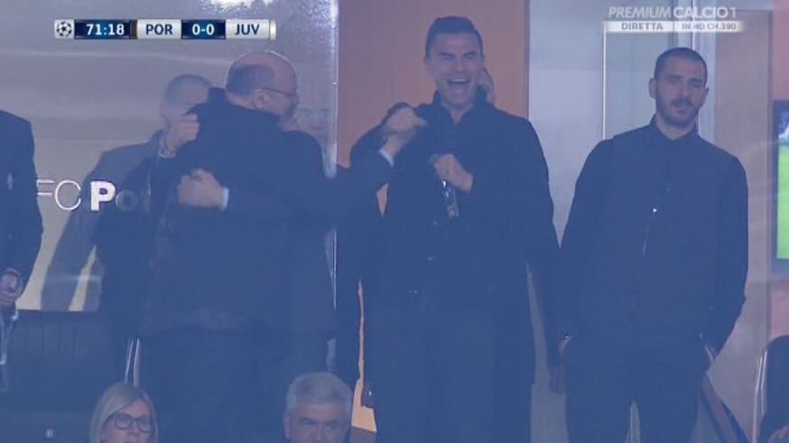 La notte di Bonucci in castigo in tribuna per Porto-Juventus – FOTO