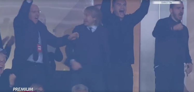 La notte di Bonucci in castigo in tribuna per Porto-Juventus – FOTO