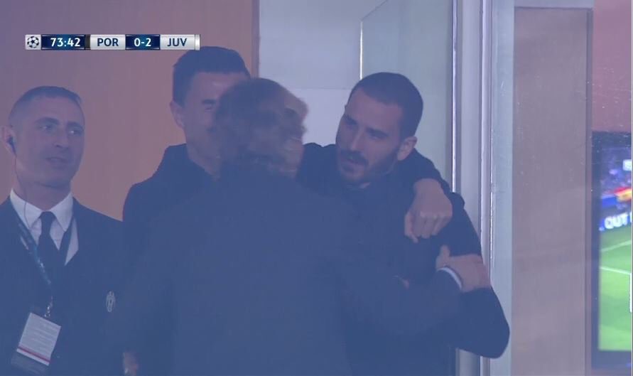 La notte di Bonucci in castigo in tribuna per Porto-Juventus – FOTO