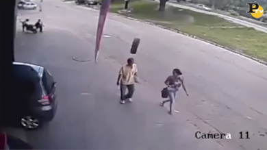 Gomma di un tir colpisce uomo in testa. Salvo | video