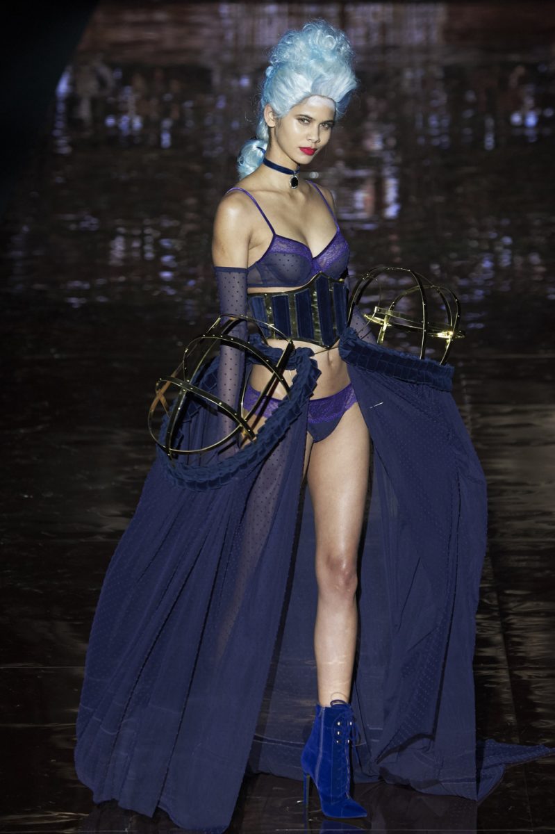 Gli abiti piccanti di Andres Sarda Gli abiti piccanti di Andres Sarda