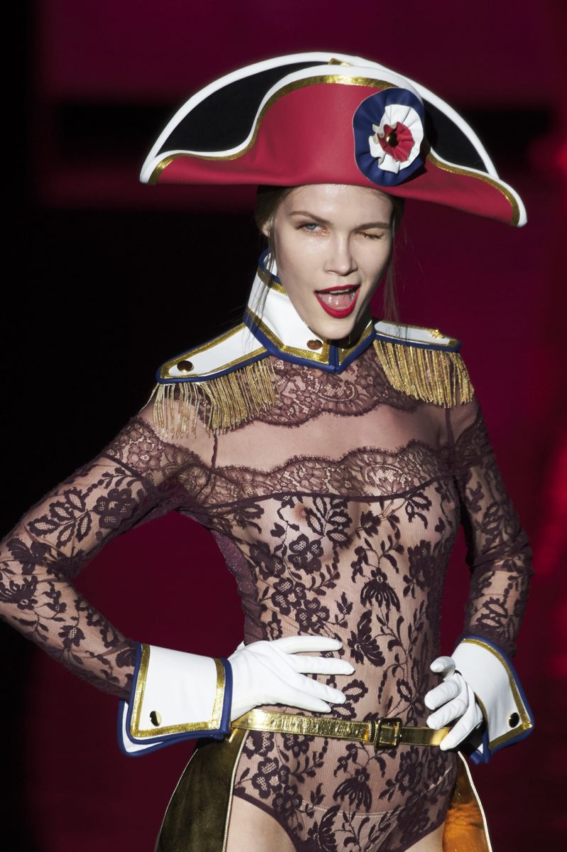 Gli abiti piccanti di Andres Sarda Gli abiti piccanti di Andres Sarda