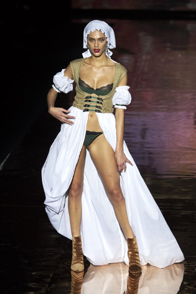 Gli abiti piccanti di Andres Sarda Gli abiti piccanti di Andres Sarda