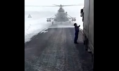 Pilota di elicottero chiede indicazioni stradali a camionista