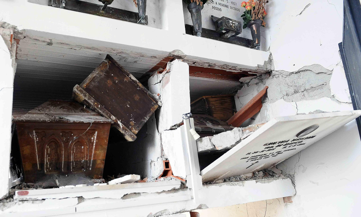 Amatrice: le foto delle bare ancora a cielo aperto