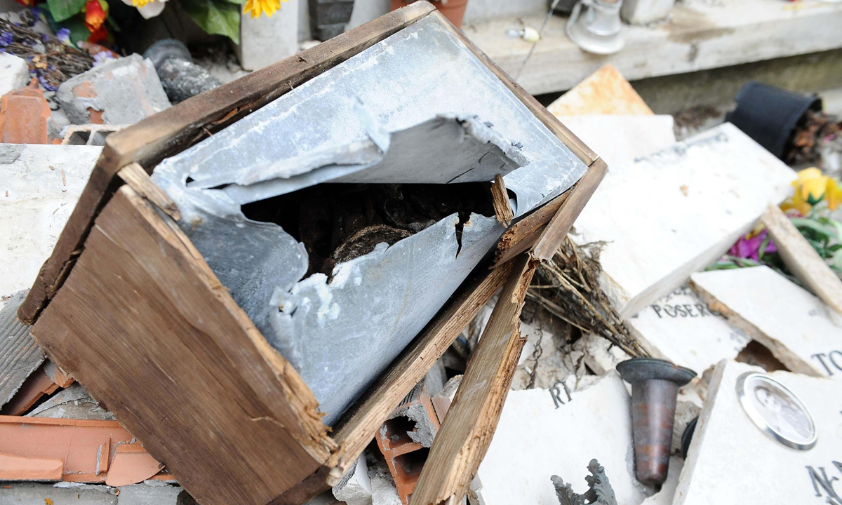 Amatrice: le foto delle bare ancora a cielo aperto