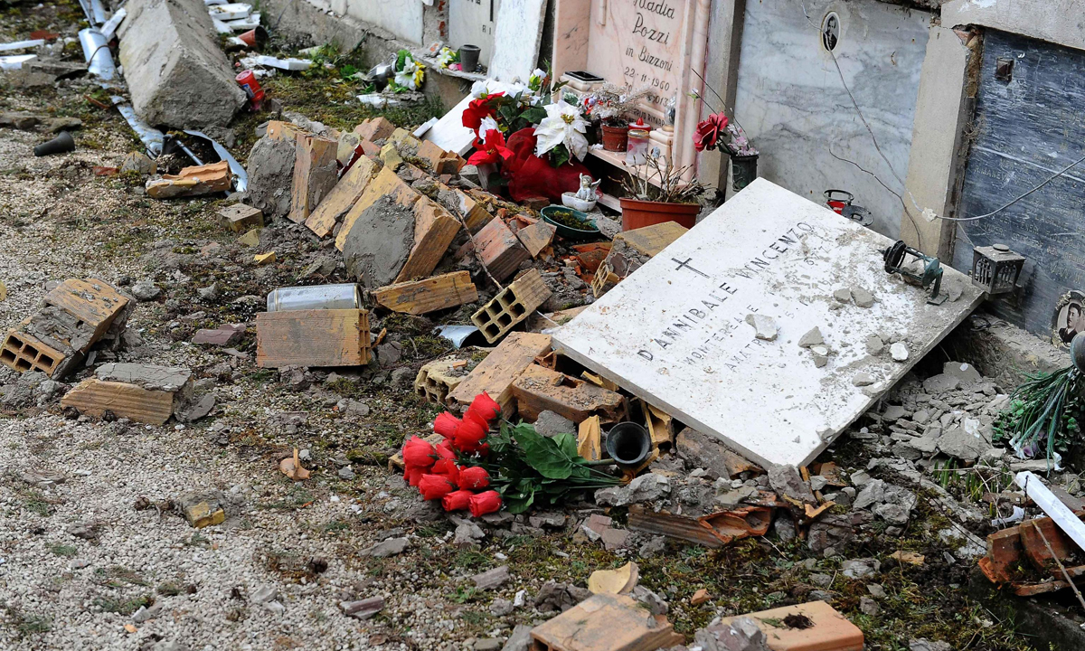 Amatrice: le foto delle bare ancora a cielo aperto