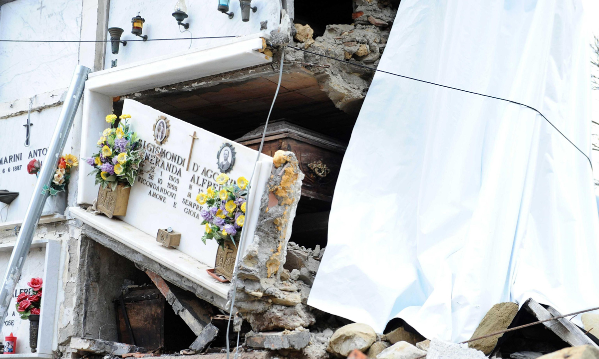Amatrice: le foto delle bare ancora a cielo aperto