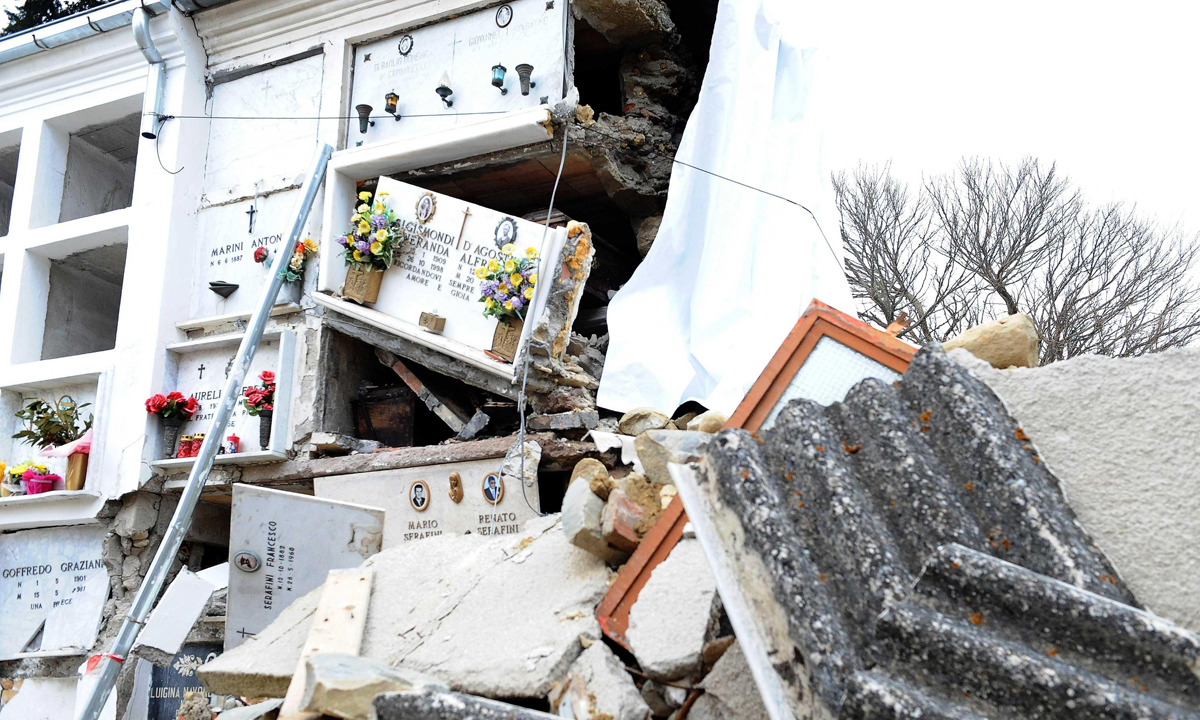 Amatrice: le foto delle bare ancora a cielo aperto