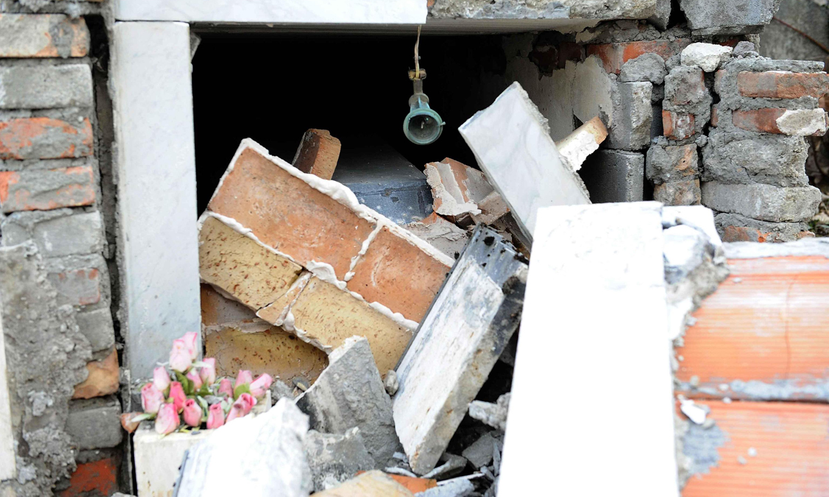 Amatrice: le foto delle bare ancora a cielo aperto