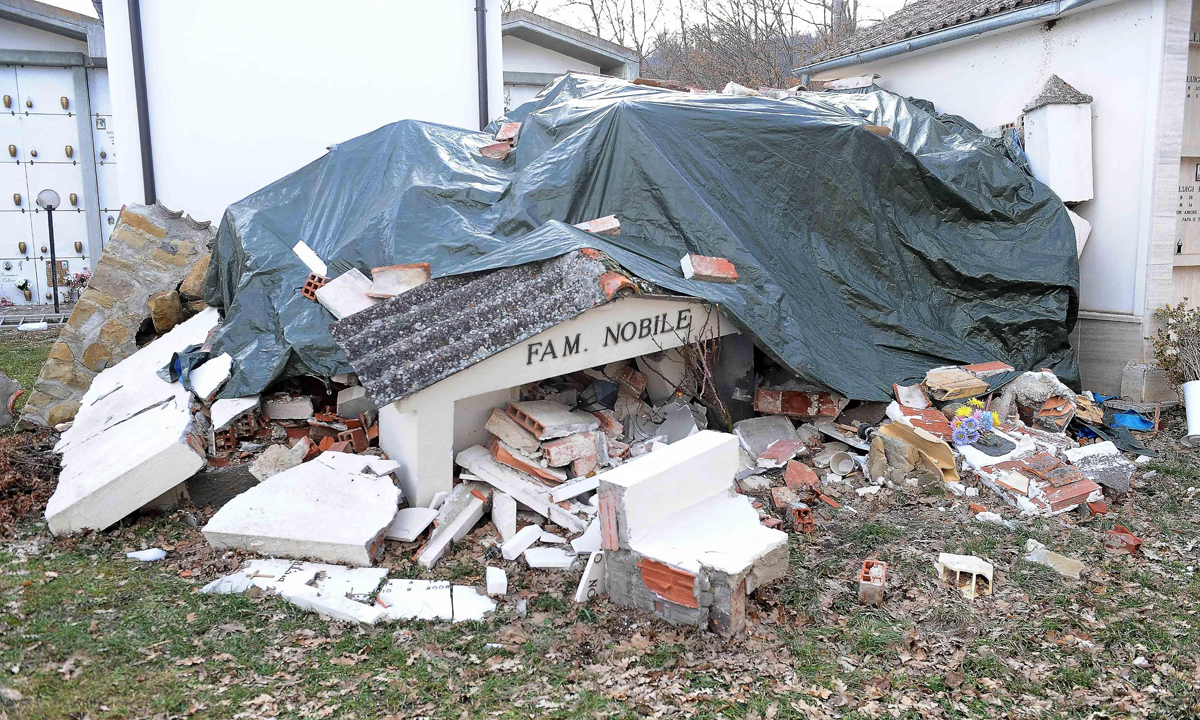 Amatrice: le foto delle bare ancora a cielo aperto