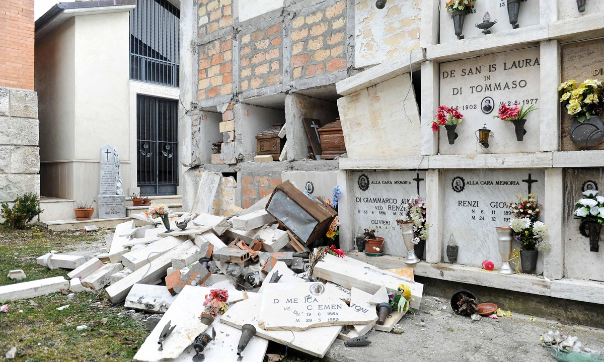 Amatrice: le foto delle bare ancora a cielo aperto