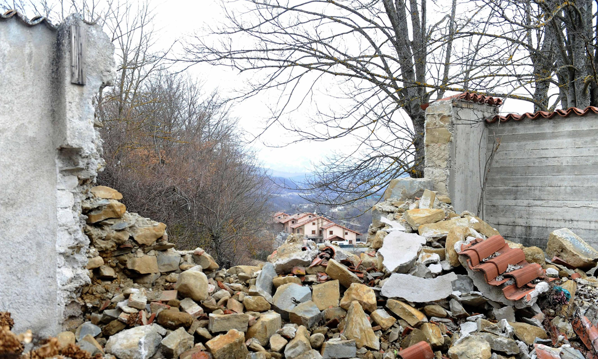 Amatrice: le foto delle bare ancora a cielo aperto
