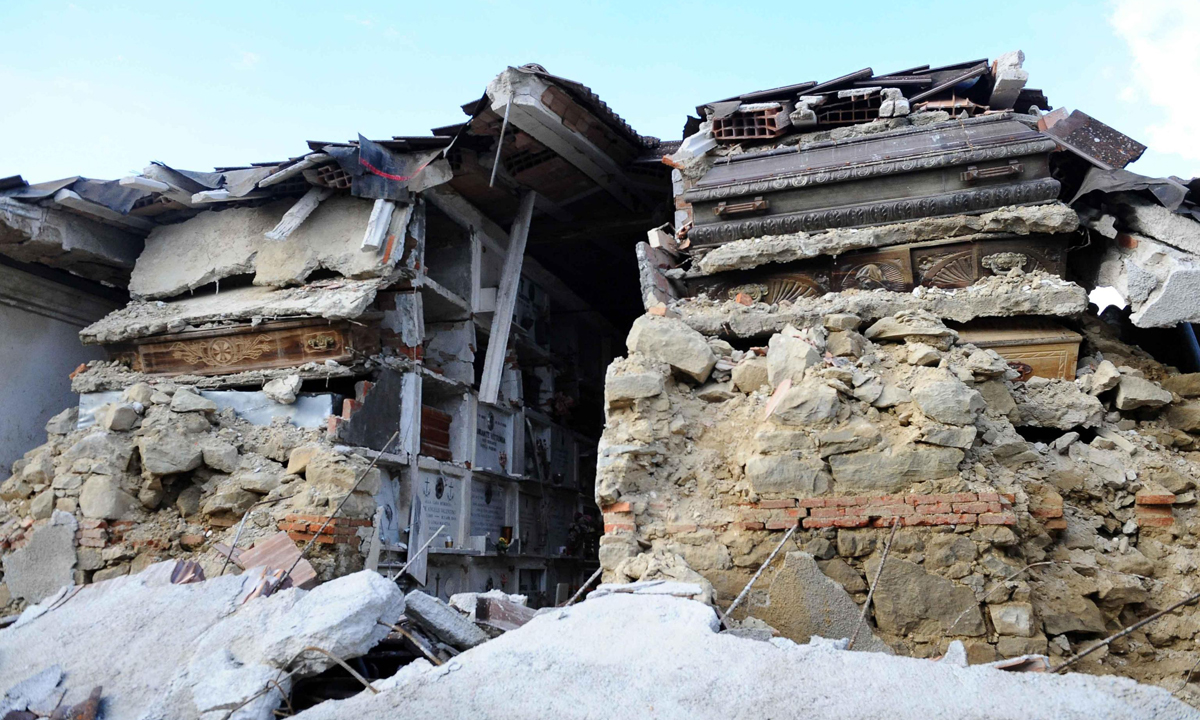 Amatrice: le foto delle bare ancora a cielo aperto