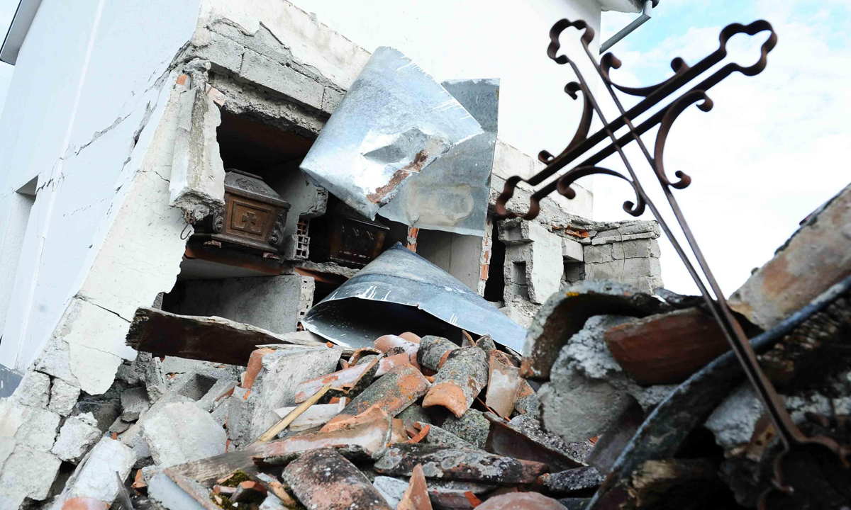 Amatrice: le foto delle bare ancora a cielo aperto