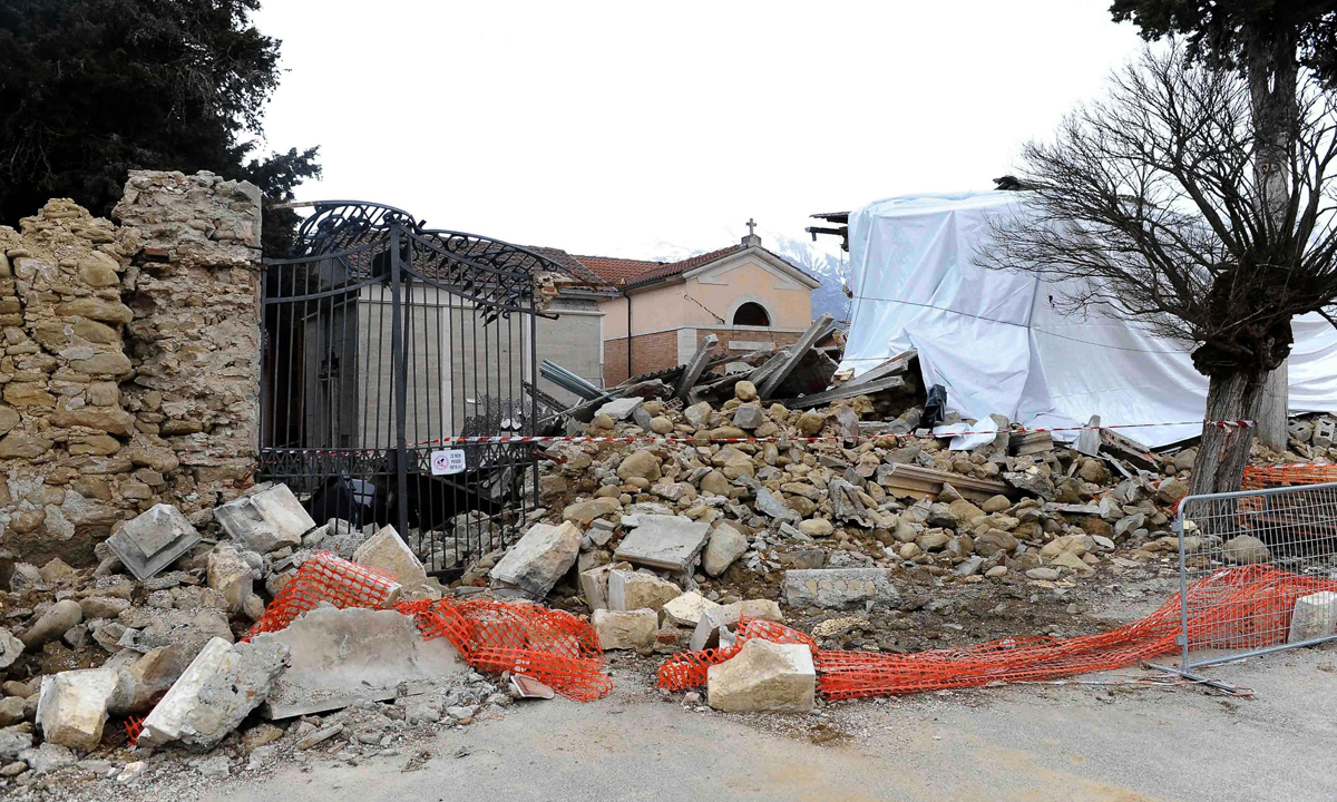 Amatrice: le foto delle bare ancora a cielo aperto