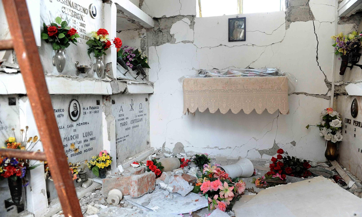 Amatrice: le foto delle bare ancora a cielo aperto