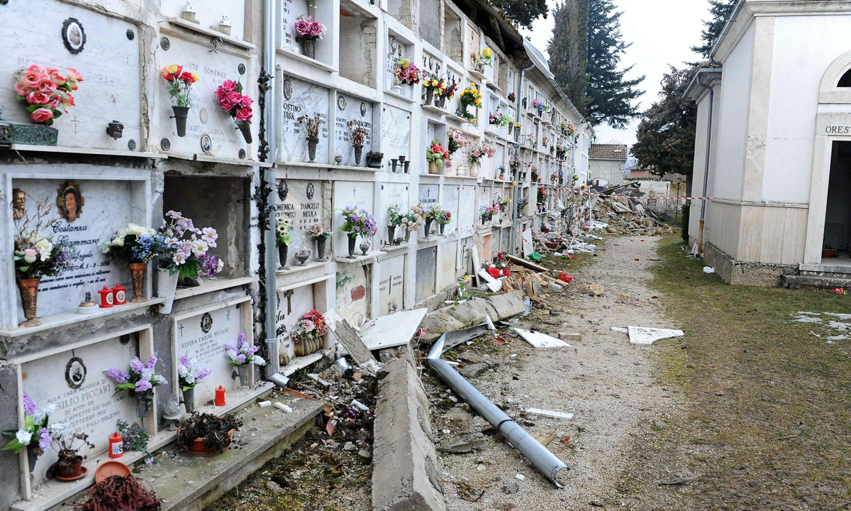 Amatrice: le foto delle bare ancora a cielo aperto