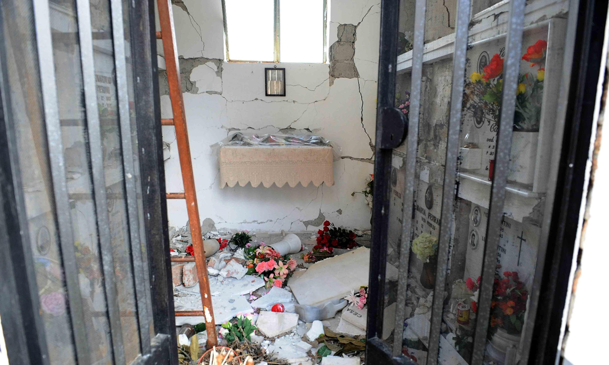 Amatrice: le foto delle bare ancora a cielo aperto