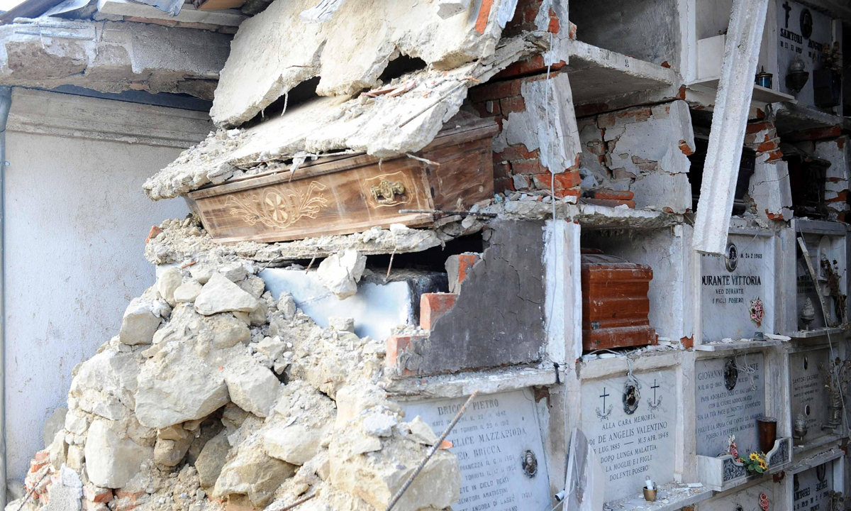 Amatrice: le foto delle bare ancora a cielo aperto