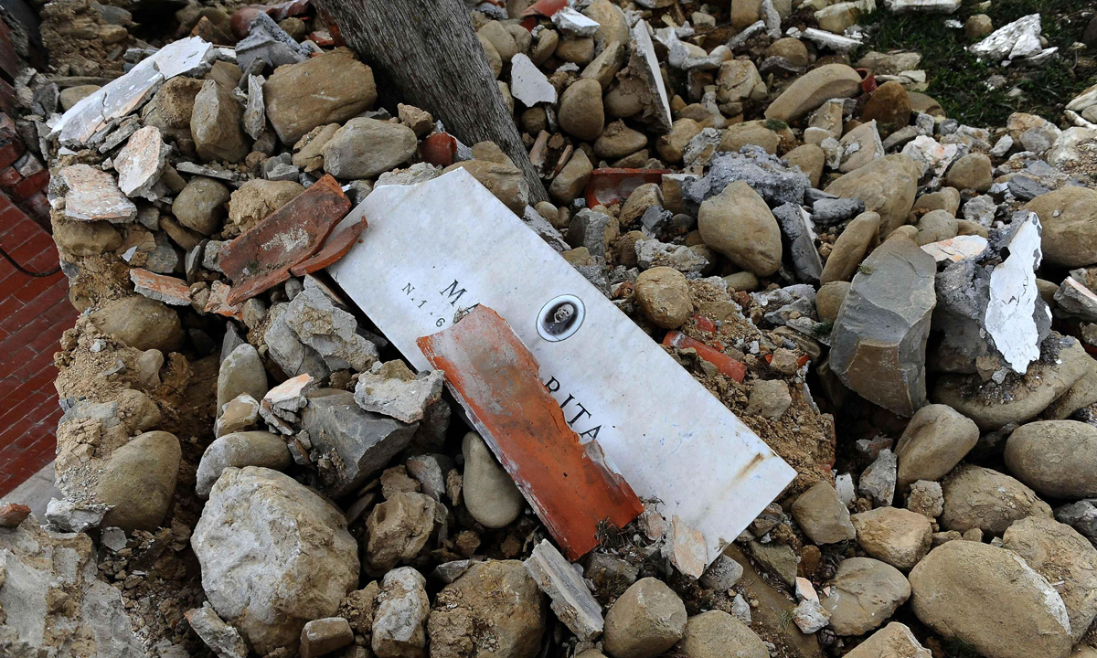 Amatrice: le foto delle bare ancora a cielo aperto