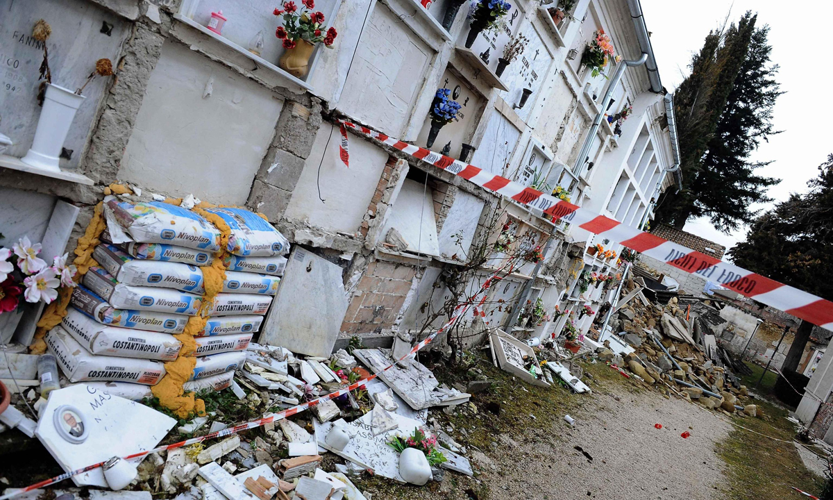 Amatrice: le foto delle bare ancora a cielo aperto