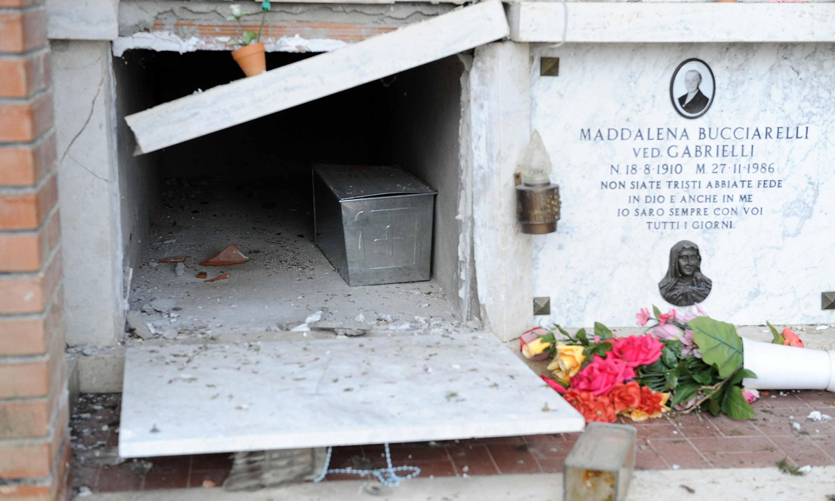 Amatrice: le foto delle bare ancora a cielo aperto