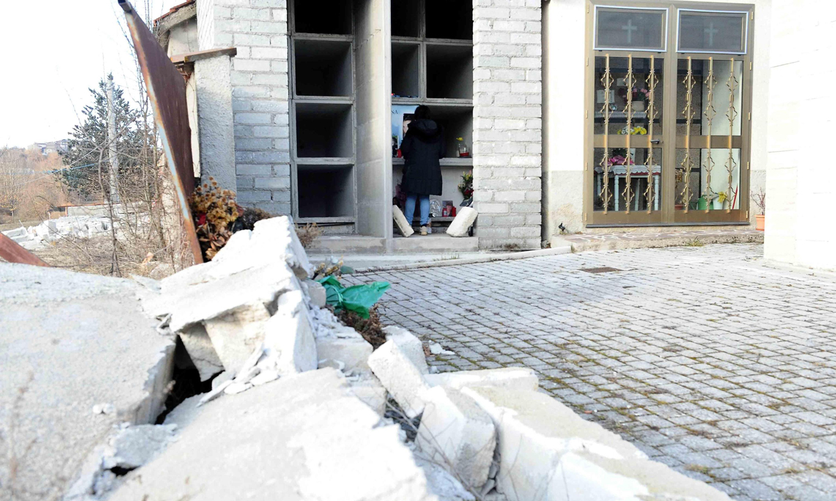 Amatrice: le foto delle bare ancora a cielo aperto