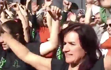 Carrara: Flash Mob a ritmo di “Occidentali’s Karma” in Piazza Battisti