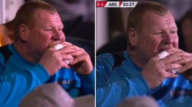 La squadra perde 2-0 con l’Arsenal, il portiere si mangia un panino
