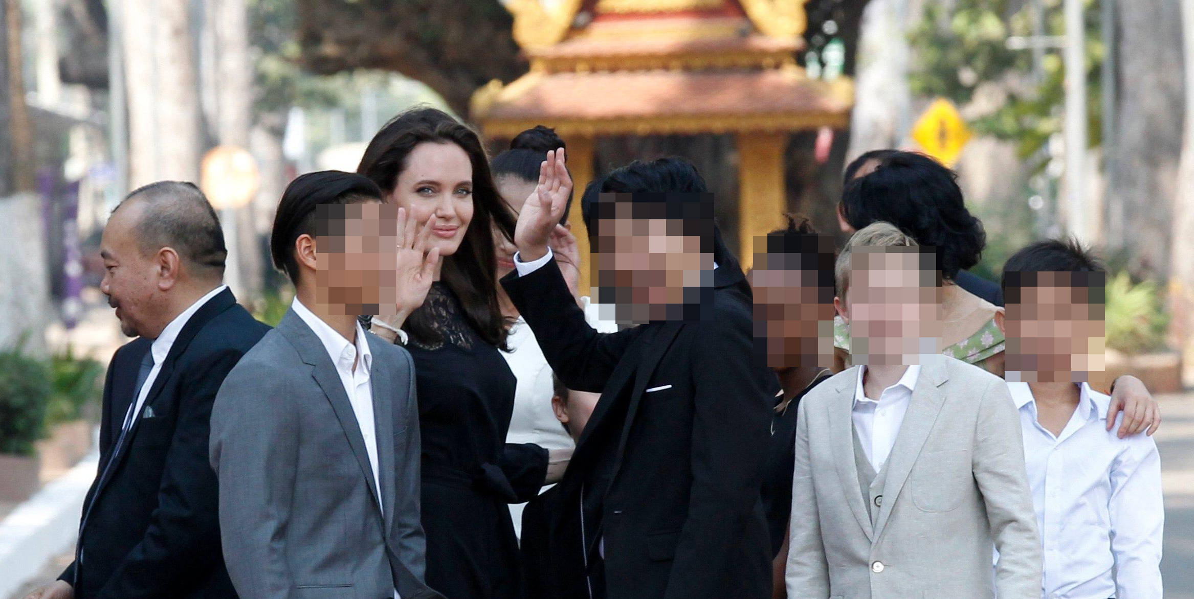 Angelina Jolie con i figli torna in pubblico dopo il divorzio