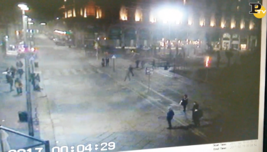Vandali incendiano le palme in Piazza Duomo a Milano | video