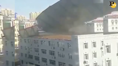 Vento scoperchia tetto di un palazzo in Cina | video