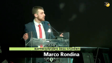Università: il discorso ironico dello studente contro la politica