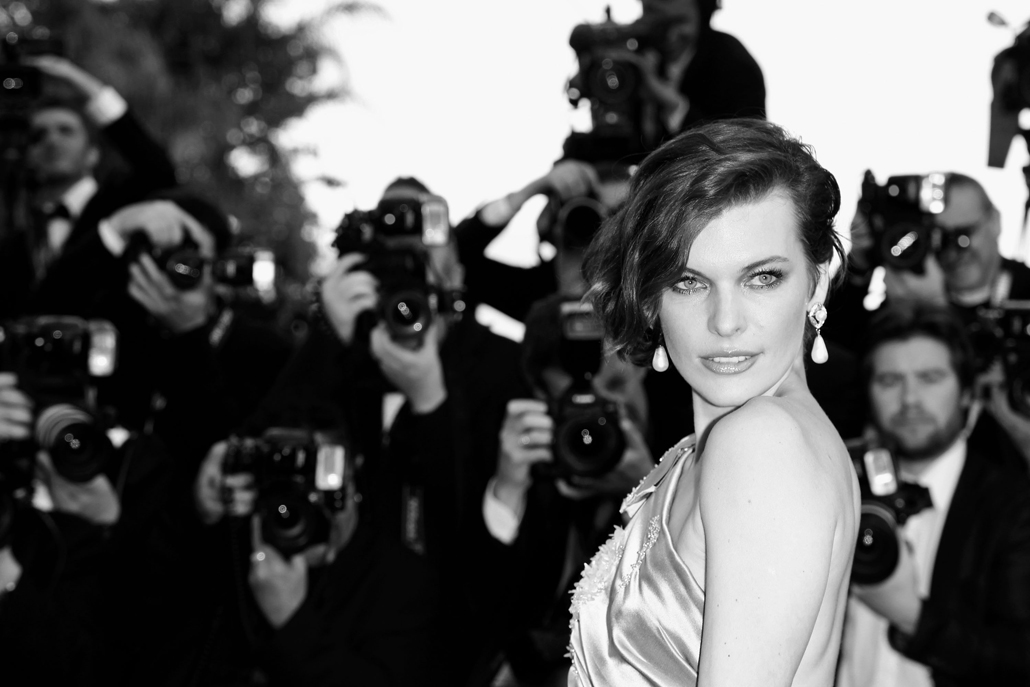 Milla Jovovich, la donna che picchia gli zombi