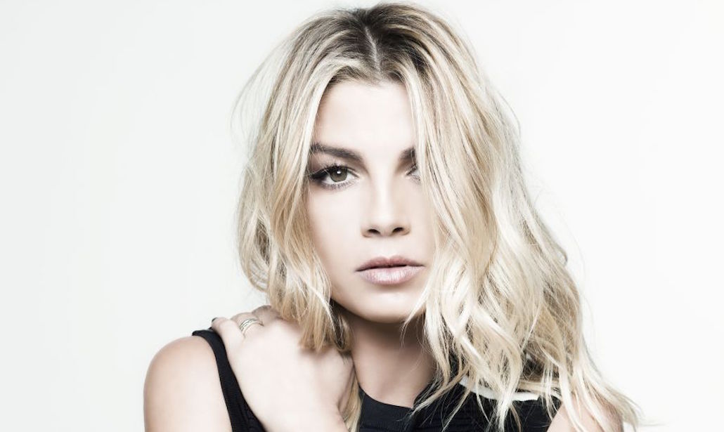 L’Intervista: Emma Marrone protagonista del faccia a faccia con Maurizio Costanzo