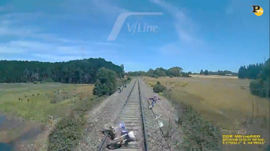 Australia: treno investe ragazzo e moto sui binari. Salvo | video