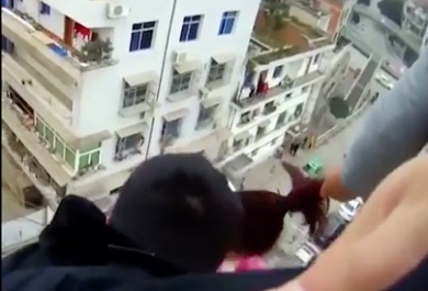 Afferra per i capelli la moglie suicida: si era lanciata dal tetto