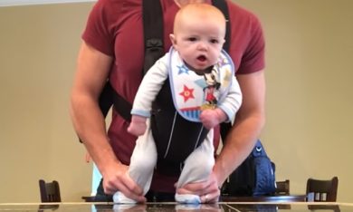 Ballare Michael Jackson insieme al neonato