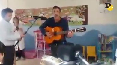 Francesco Gabbani suona e canta all’ospedale Bambino Gesù