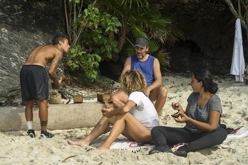 Isola dei Famosi 12: Andrea Marcaccini in studio, flirt tra Bettarini e la Mello