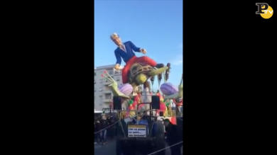 Carnevale Follonica: crolla sulla folla il carro di Gentiloni. Feriti | video